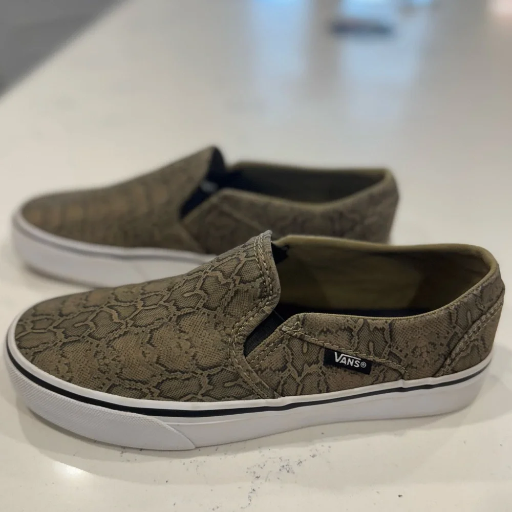 NWOT- Vans Women's Asher Sneaker, Snake pattern-Size 7 - Picture 2 of 5